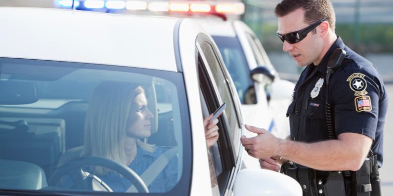 Bí mật đằng sau giấc mơ thấy công an bắt là gì? 